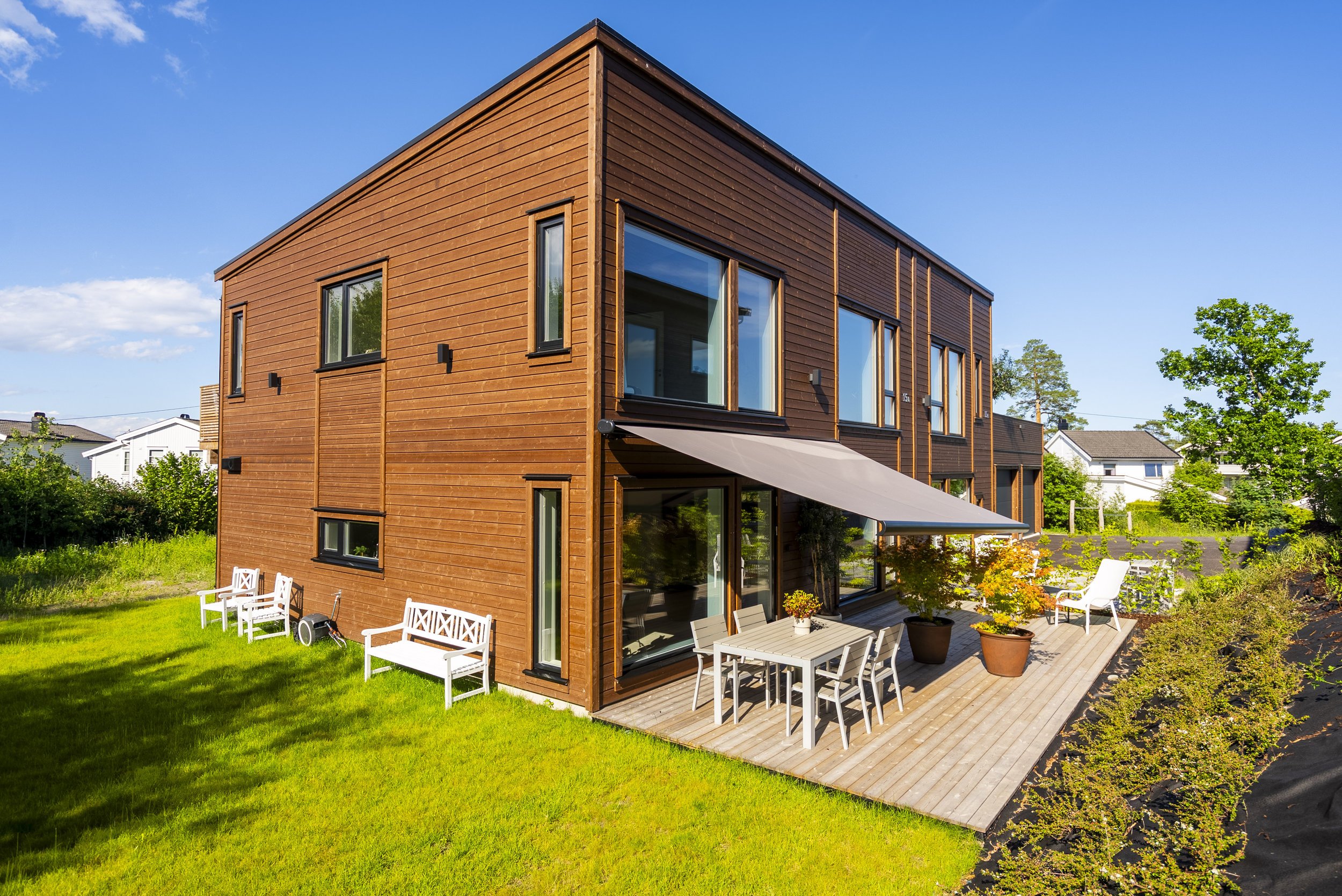 Fasade, plen og terrasse med markise